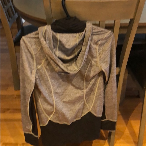 Lulu lemon size 6 jacket.  Black and Grey - Picture 2 of 2